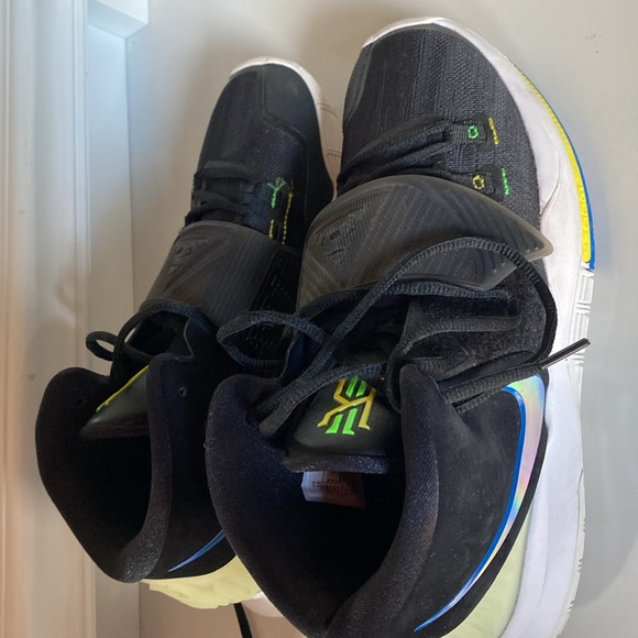 Mens Nike Kyries - Picture 2 of 6